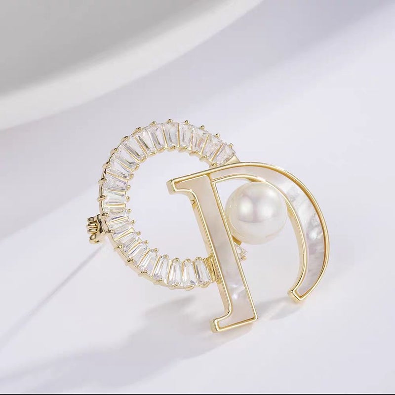 Light Luxury Style Letter Shell Pearl Brooch Fashion Elegant Personalized Corsage Ins Trendy Explosive Pin Suit Accessories - Image 1